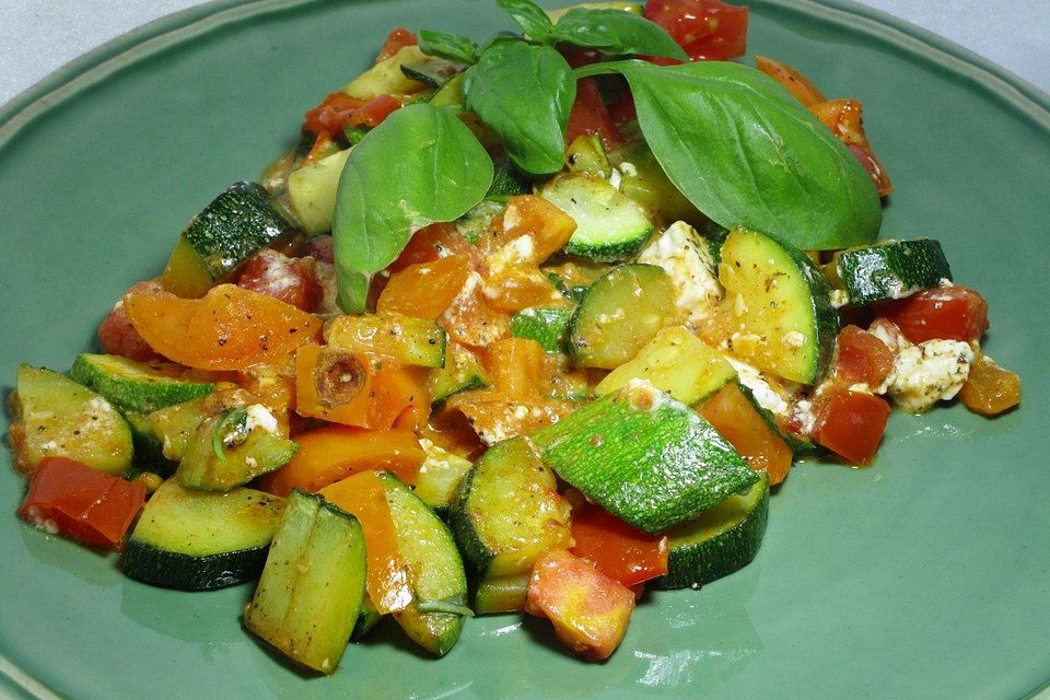 Tomaten-Zucchini-Pfanne mit Feta