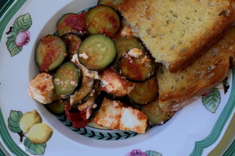 Tomaten-Zucchini-Pfanne mit Feta