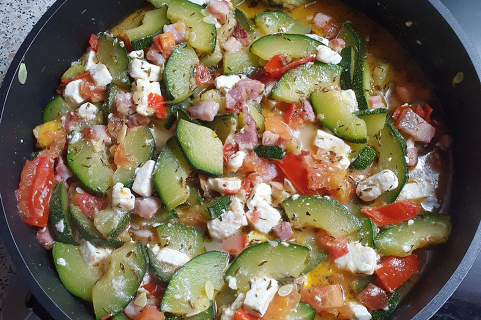 Tomaten-Zucchini-Pfanne mit Feta