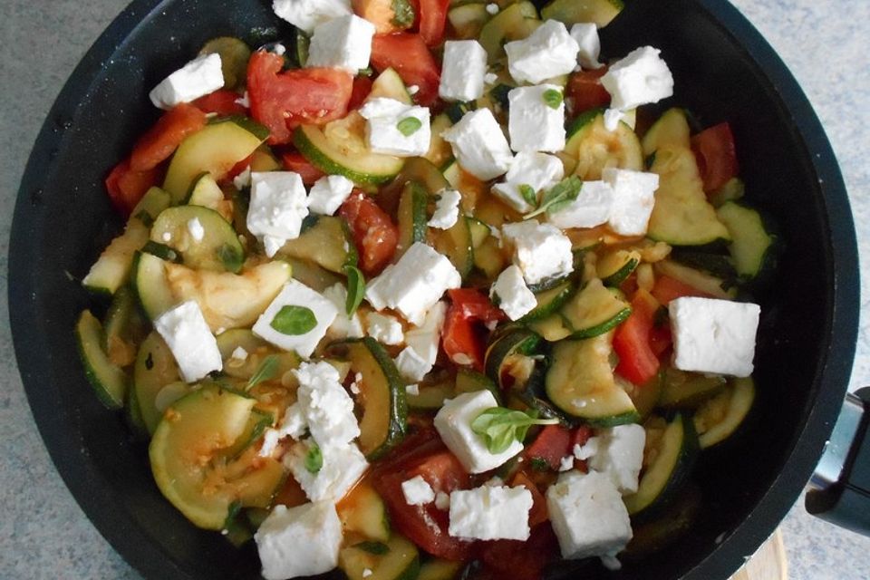 Tomaten-Zucchini-Pfanne mit Feta