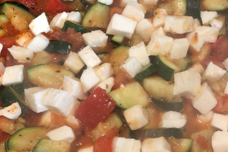 Tomaten-Zucchini-Pfanne mit Feta