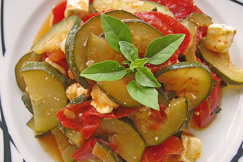 Tomaten-Zucchini-Pfanne mit Feta