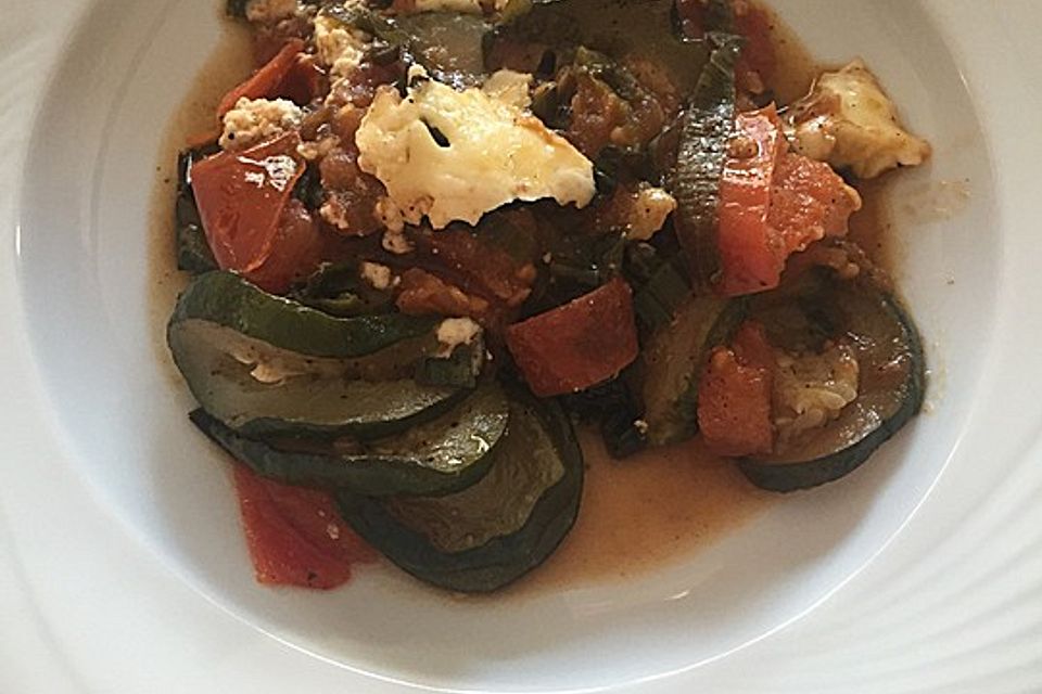 Tomaten-Zucchini-Pfanne mit Feta