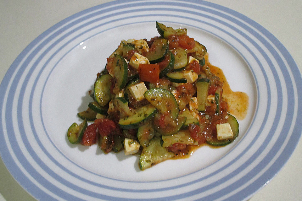 Tomaten-Zucchini-Pfanne mit Feta