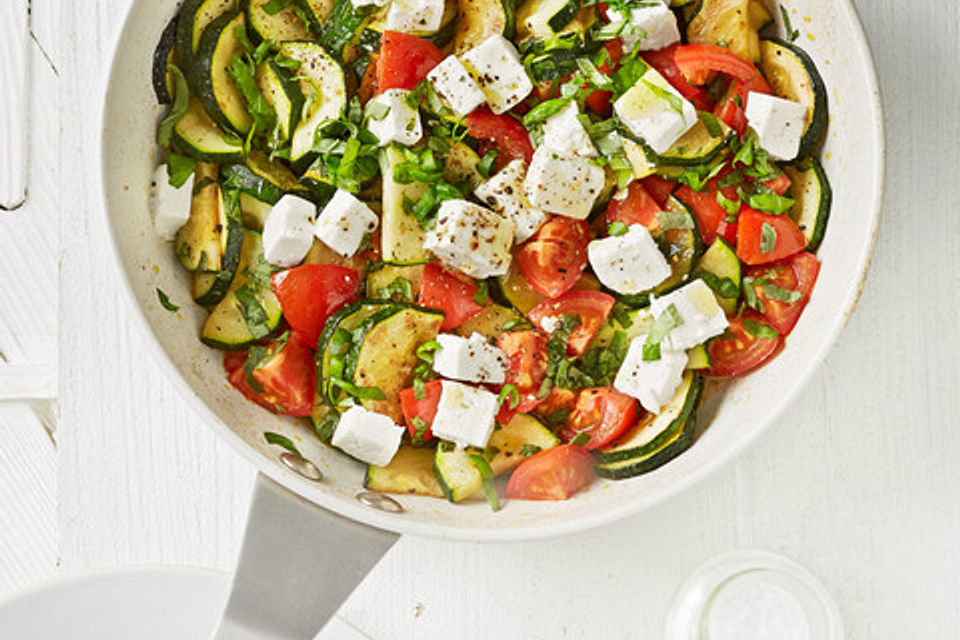 Tomaten-Zucchini-Pfanne mit Feta