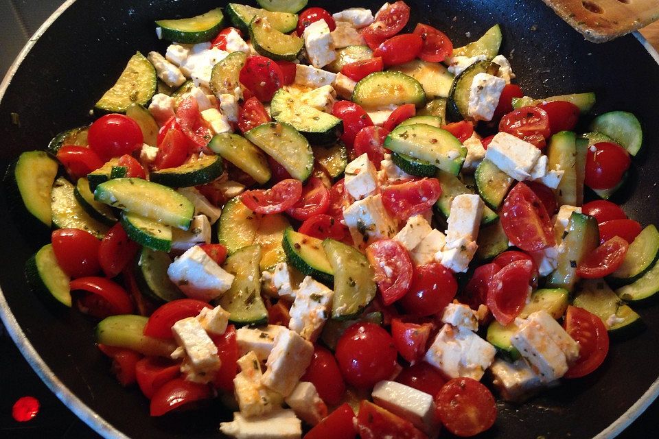 Tomaten-Zucchini-Pfanne mit Feta