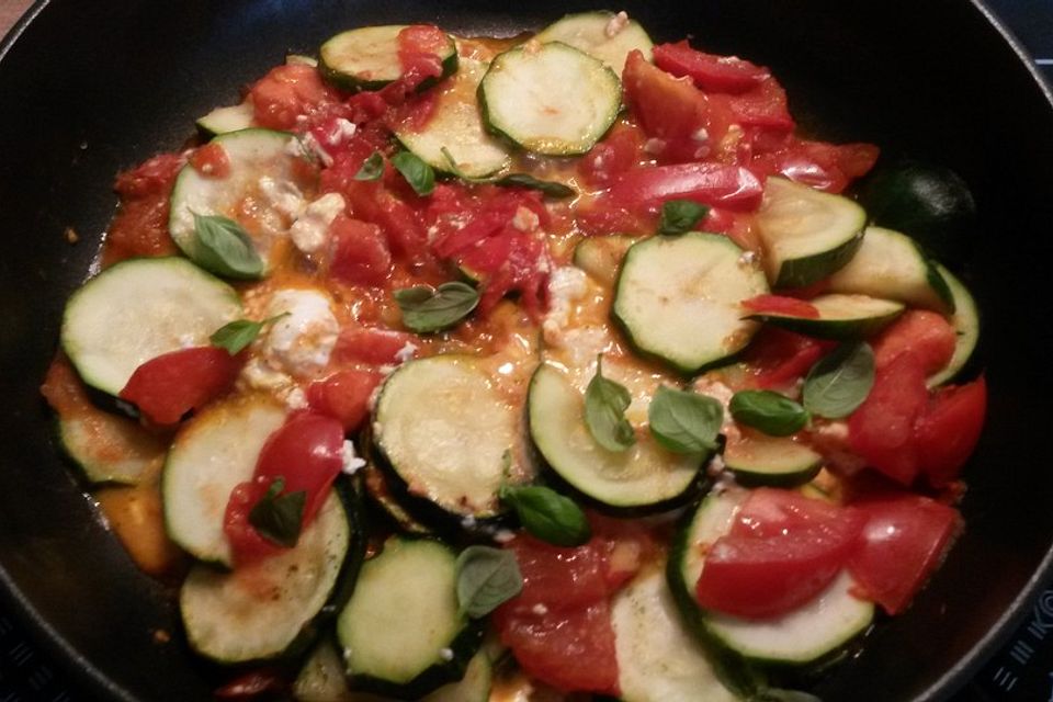 Tomaten-Zucchini-Pfanne mit Feta