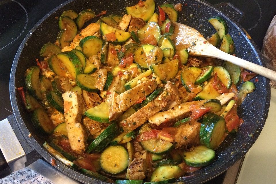 Tomaten-Zucchini-Pfanne mit Feta