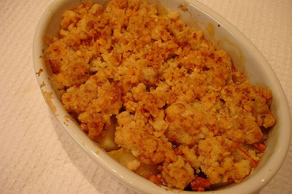 Apple Crumble mit Cranberries und karamellisierten Nüssen