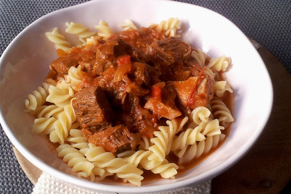 Gemischtes Gulasch im Schnellkochtopf Gemischtes Gulasch im Schnellkochtopf