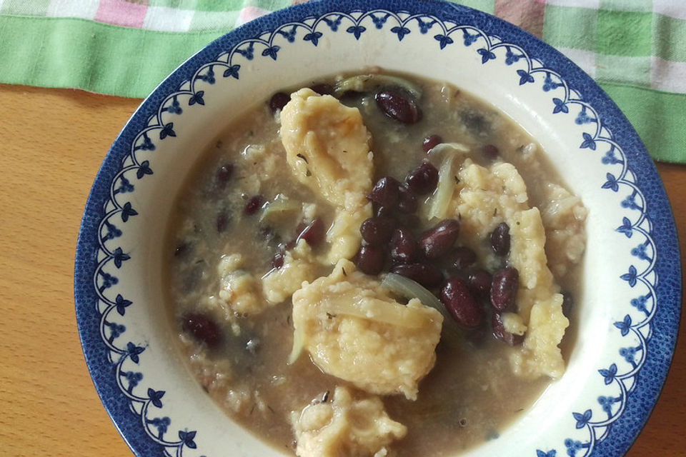 Schnelle Bohnensuppe mit Mehlspatzen