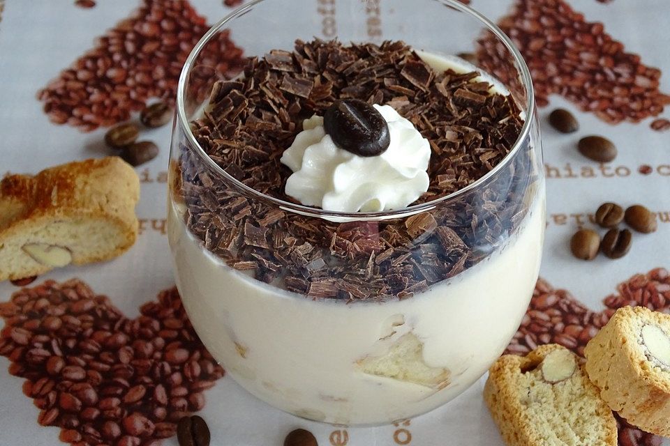 Einfaches, schnelles Dessert mit Cantuccini und Kaffeejoghurt