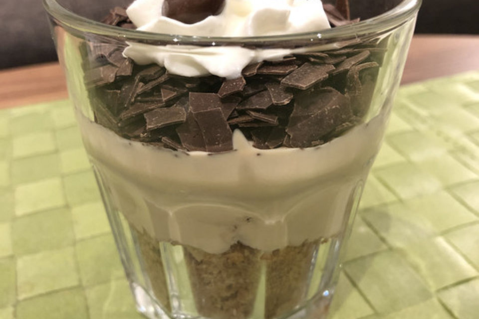 Einfaches, schnelles Dessert mit Cantuccini und Kaffeejoghurt