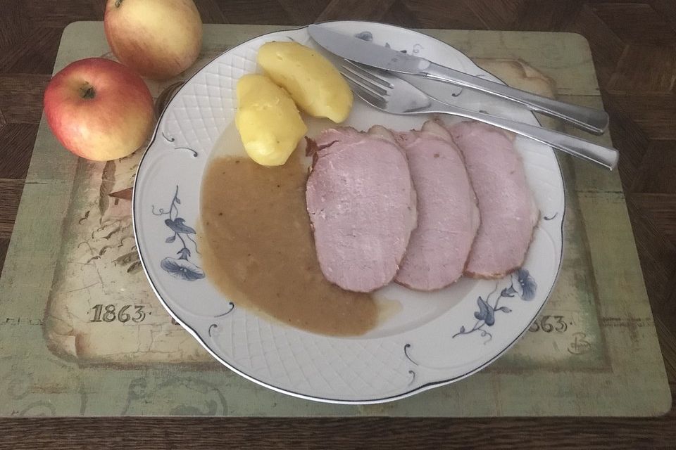 Kasselerbraten mit Apfelsauce im Römertopf