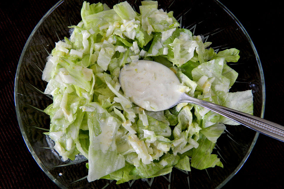 Eisbergsalat mit super leckerem Dressing