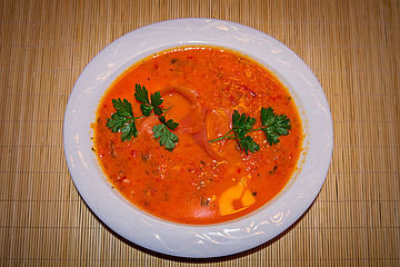 Paprika-Reis-Suppe mit geräuchertem Lachs