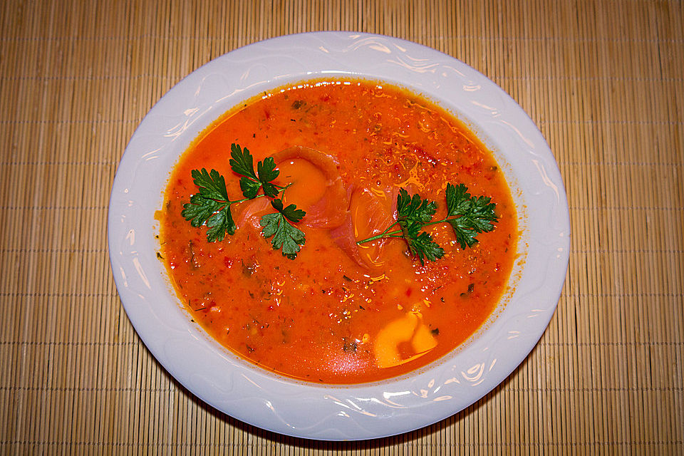 Paprika-Reis-Suppe mit geräuchertem Lachs