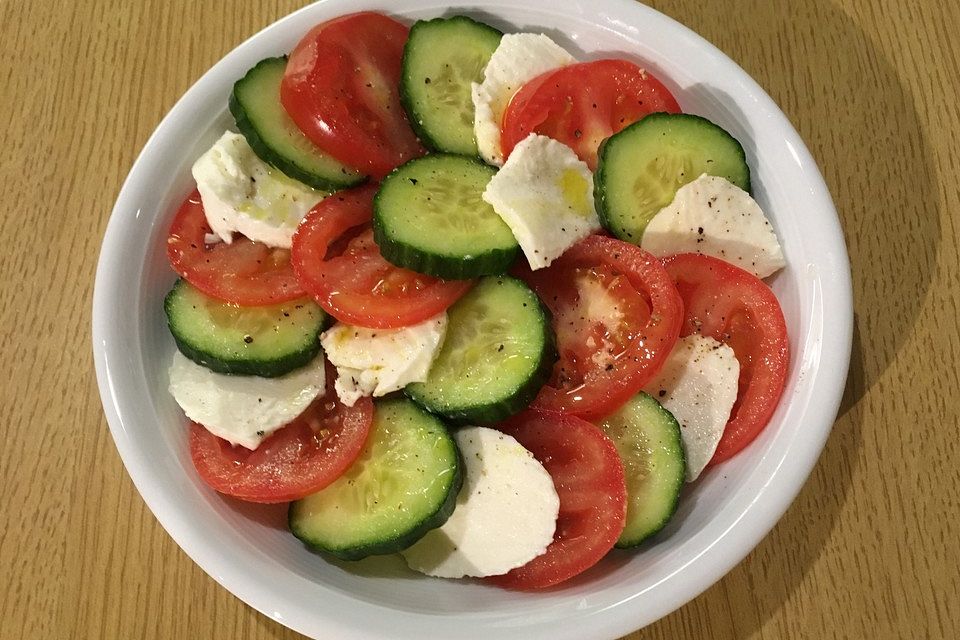 Tomaten-Gurken-Mozzarrella Salat