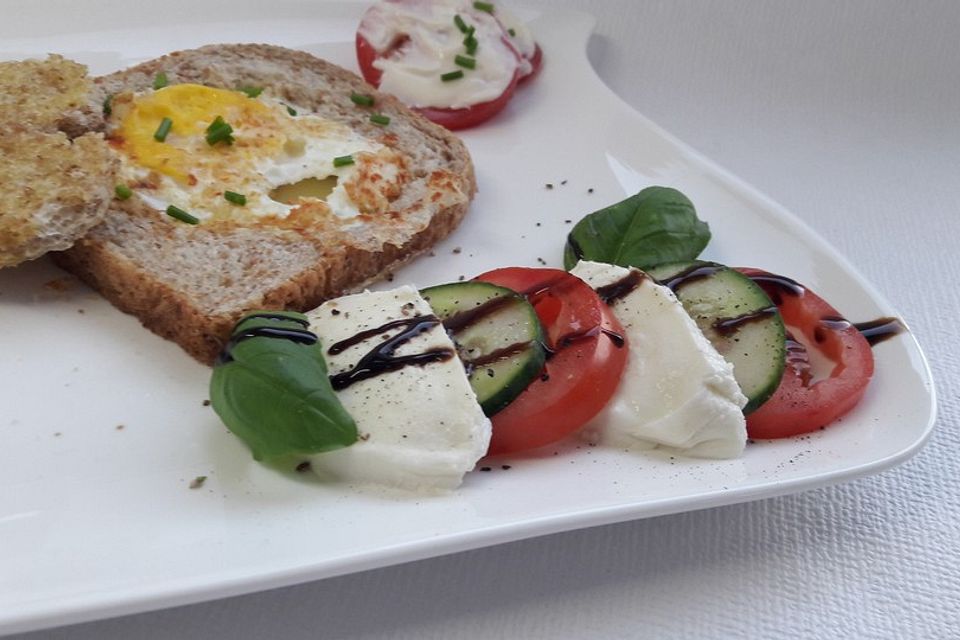 Tomaten-Gurken-Mozzarrella Salat