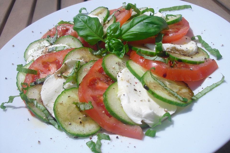 Tomaten-Gurken-Mozzarrella Salat