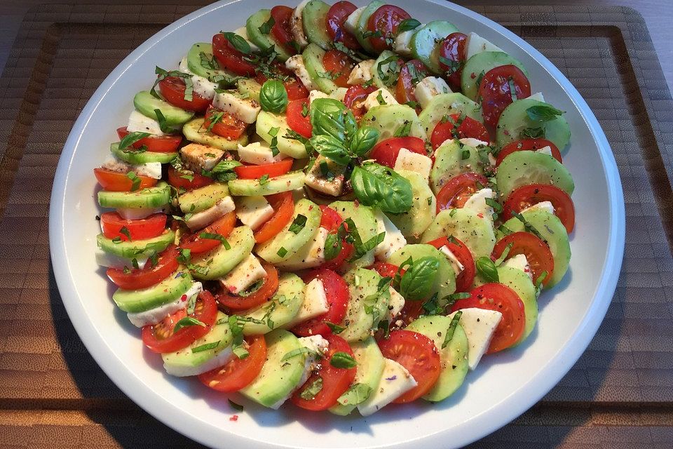 Tomaten-Gurken-Mozzarrella Salat