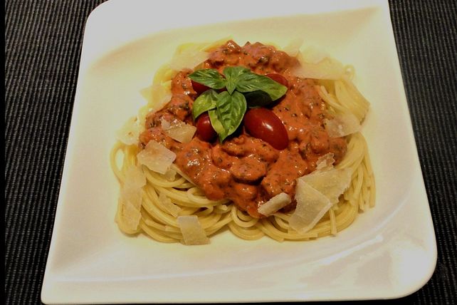 Spaghetti mit Krabben an einer Tomaten-Sahne-Knoblauch Sauce von ...