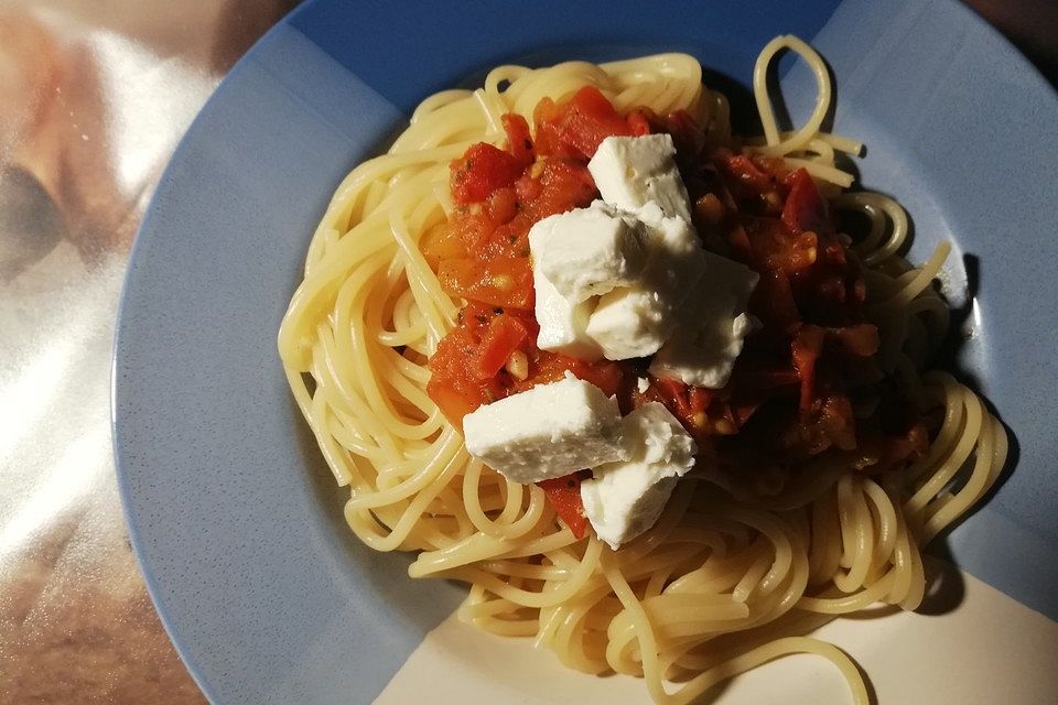 Pastagericht mit Tomaten, Basilikum und Feta