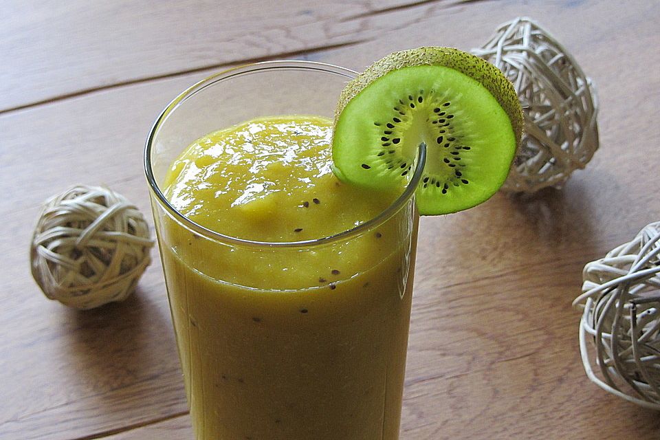 Apfel-Mango-Kiwi Smoothie