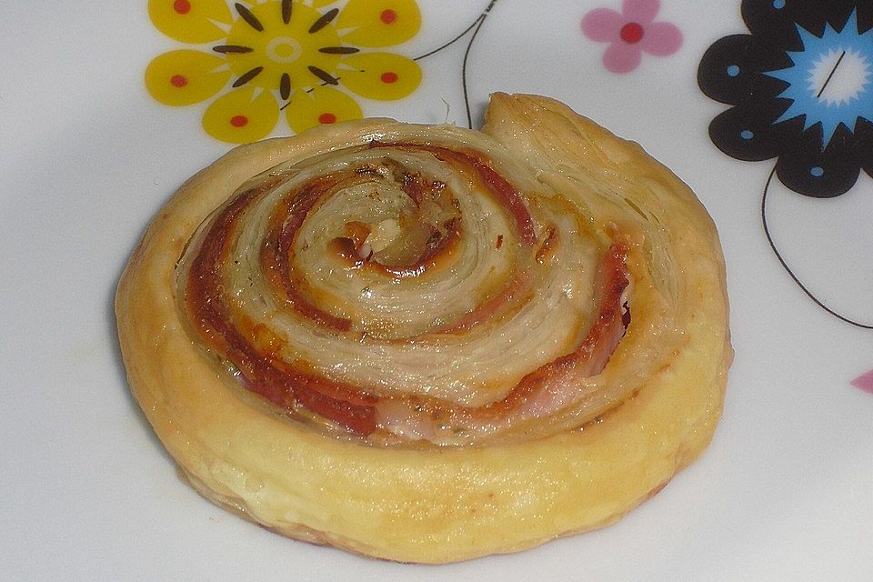 Blätterteigschnecken mit gekochtem Schinken