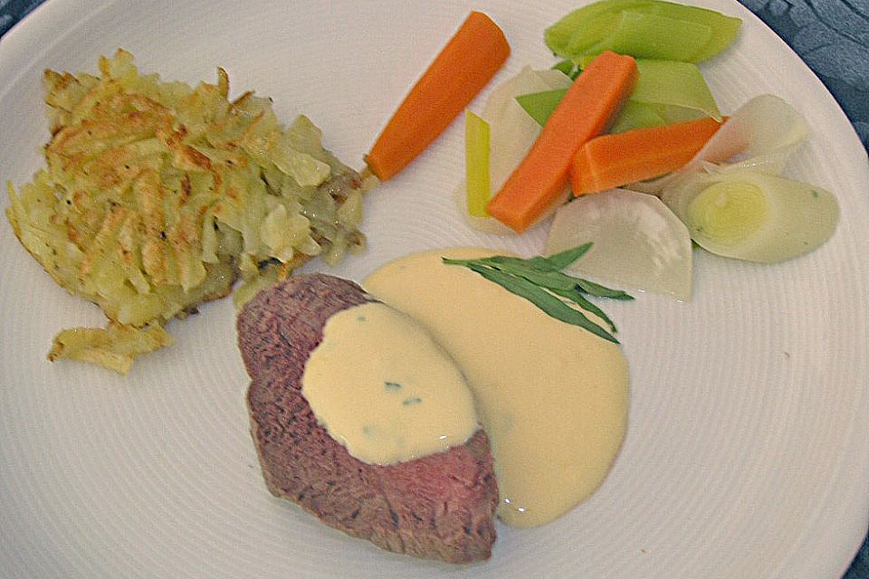 Pochiertes Rinderfilet an Orangen - Estragon Hollandaise mit Spargelgemüse