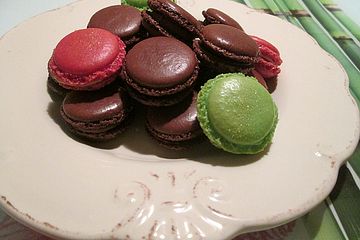 Macarons au chocolat mit weihnachtlicher Schoko-Kirsch-Ganache
