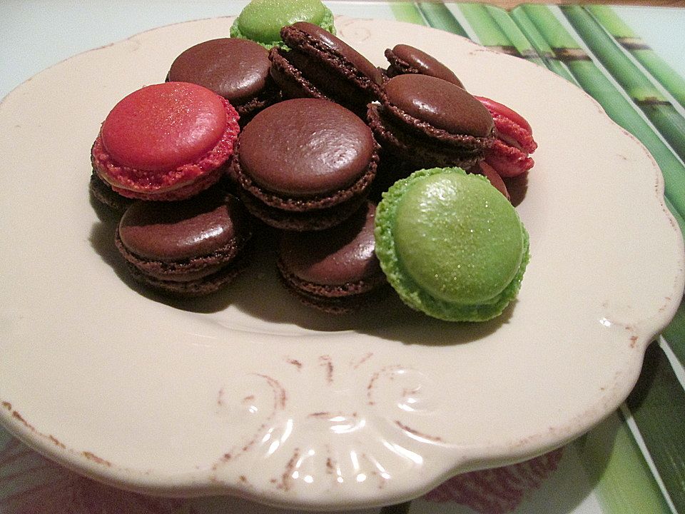 Macarons au chocolat mit weihnachtlicher Schoko-Kirsch-Ganache von ...