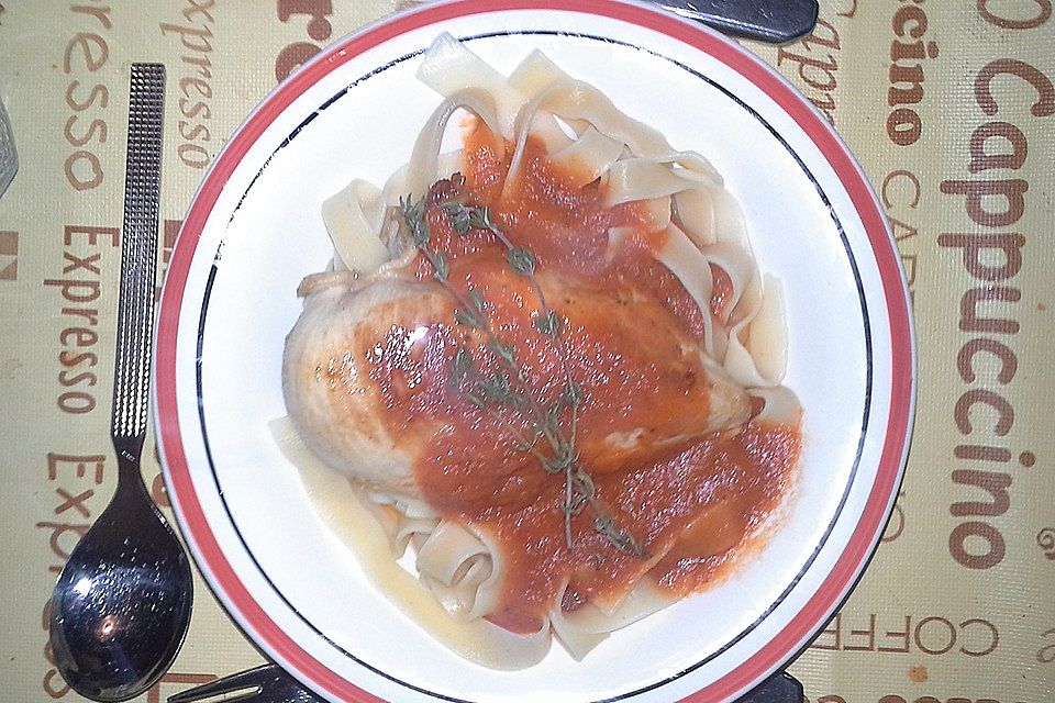 Fettuccine mit einer fruchtigen Tomatensoße und gebratenem Hühnchen