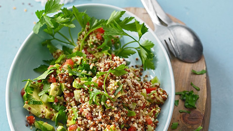 Quinoa Powersalat mit Tomaten und Avocado von Kapelonia