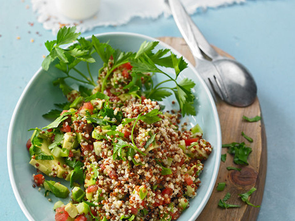 Quinoa Powersalat mit Tomaten und Avocado