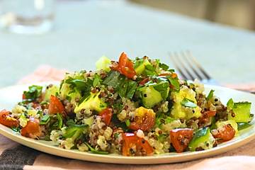 Quinoa Powersalat mit Tomaten und Avocado