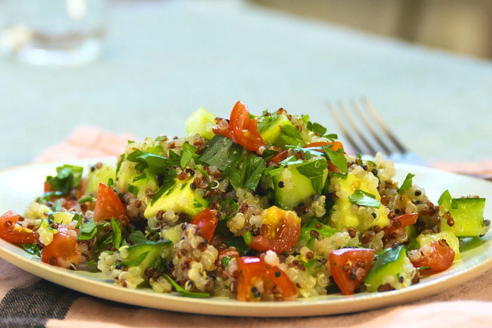 Quinoa Powersalat mit Tomaten und Avocado