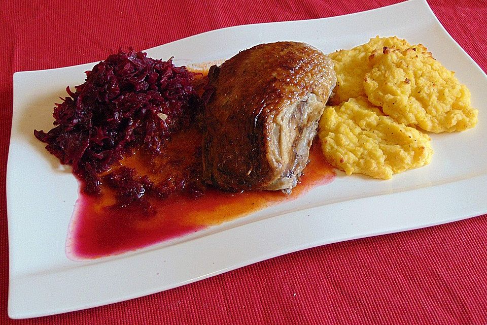 Weihnachtsente mit Rotkohl und Semmelknödeln