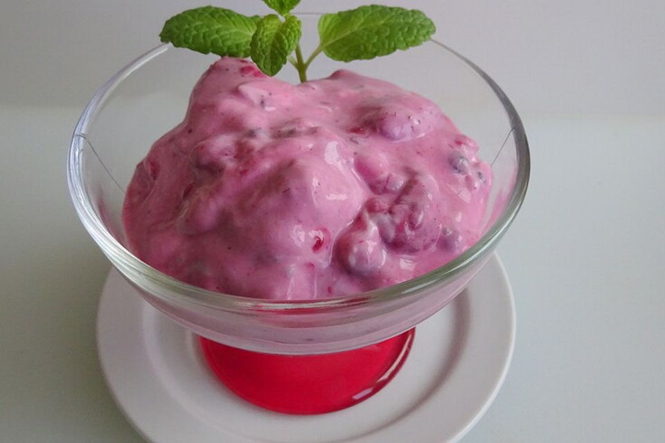 Gemischte Beeren mit Quarksauce