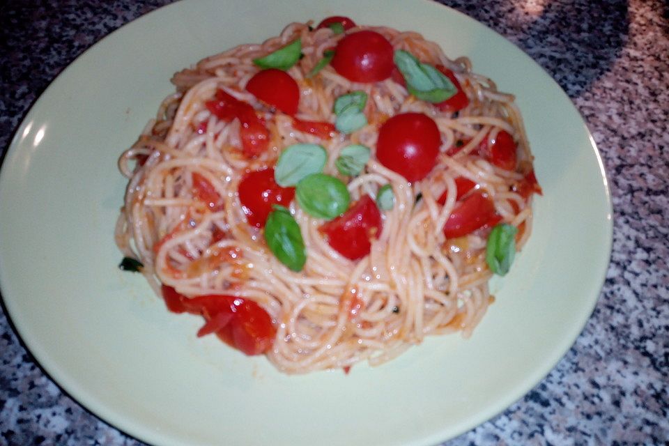 Spaghetti mit Tomaten in Öl