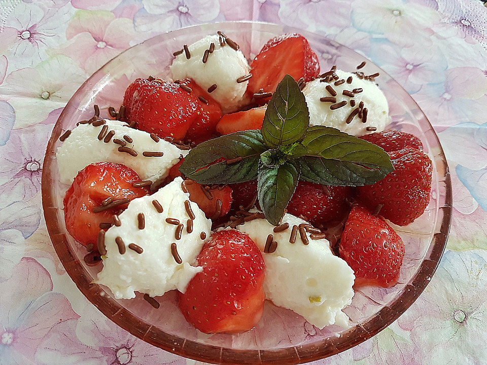 Buttermilchnocken mit marinierten Erdbeeren von Kügelchen74| Chefkoch
