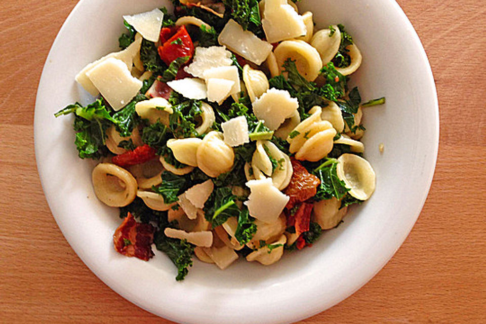 Orecchiette mit Grünkohl, Speck und getrockneten Tomaten