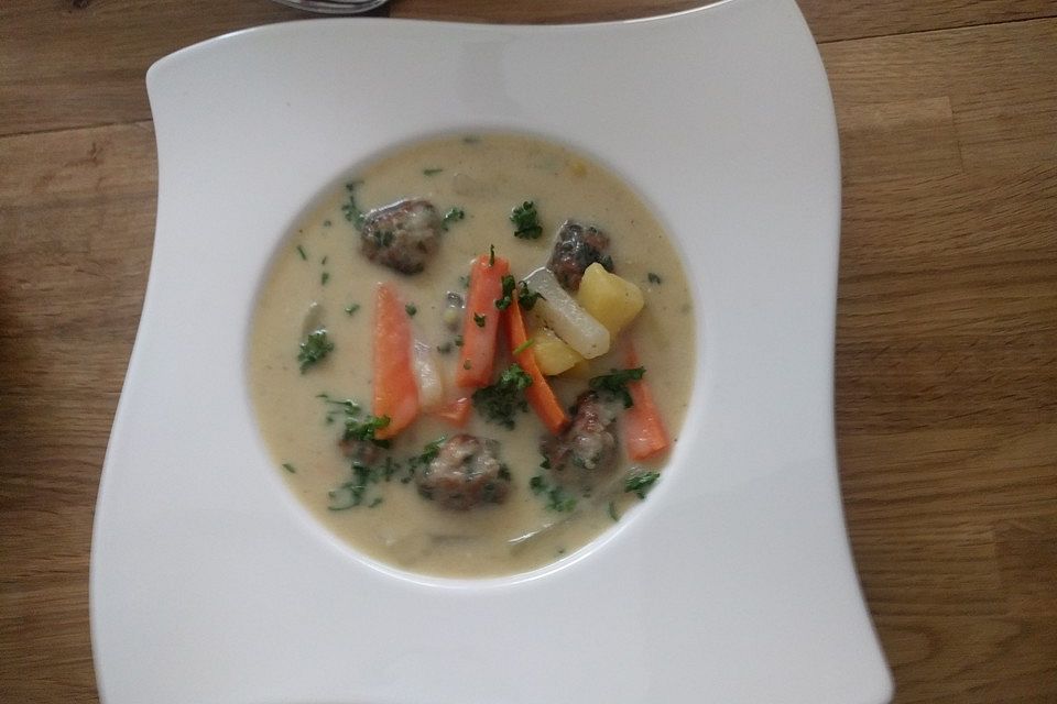 Kohlrabicremesuppe mit Fleischklößchen