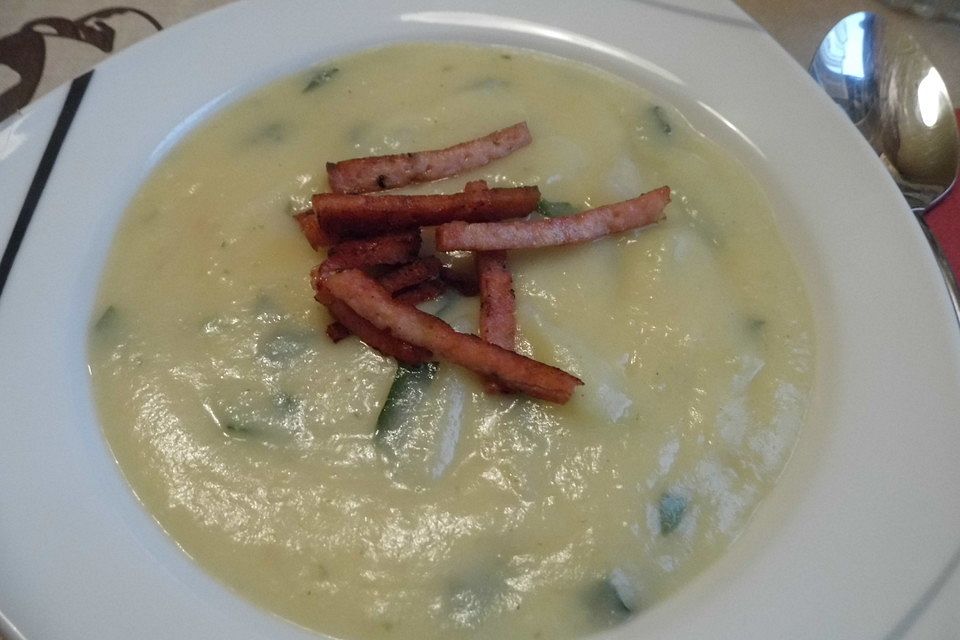 Kohlrabicremesuppe mit Fleischklößchen