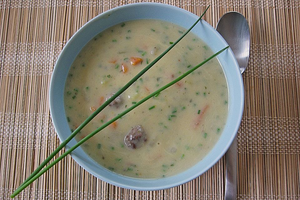 Kohlrabicremesuppe mit Fleischklößchen