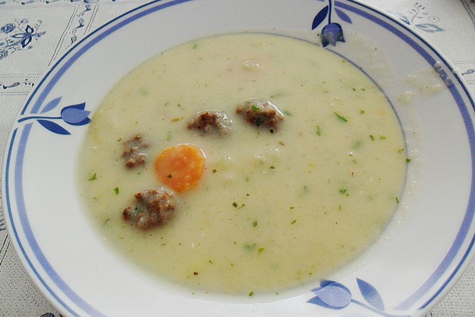 Kohlrabicremesuppe mit Fleischklößchen