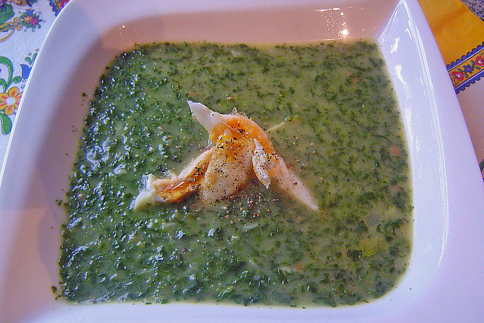 Spinatsuppe mit Spiegeleistreifen