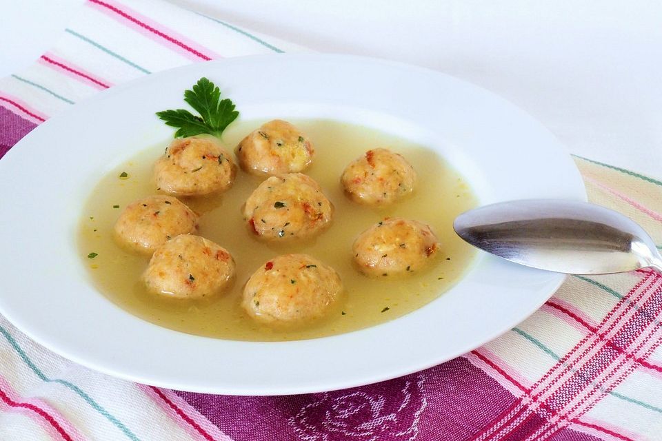 Suppenklößchen mit getrockneter Tomate und Basilikum