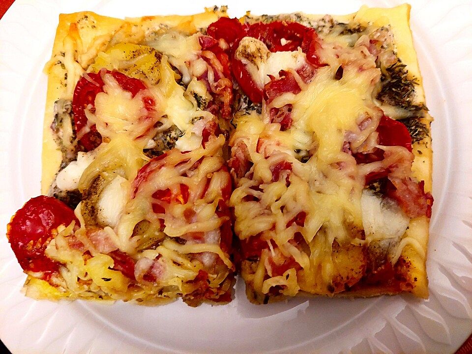 Kartoffelpizza mit Tomate, Mozzarella und Bacon von sylviahochscheid ...