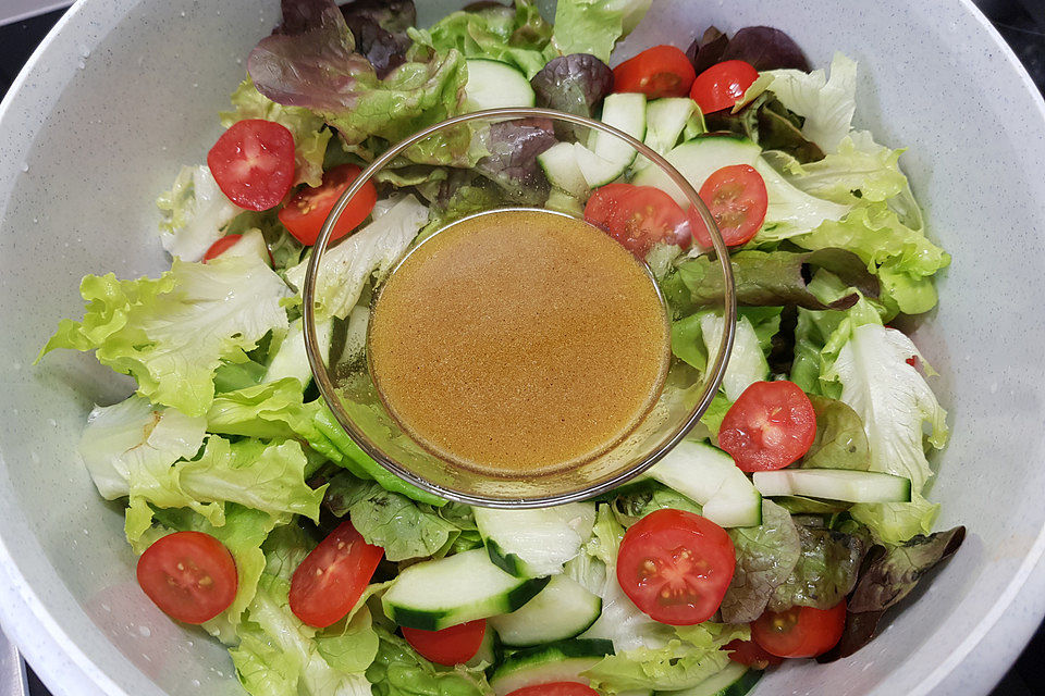 Salat mit Himbeer-Honig-Senf Vinaigrette